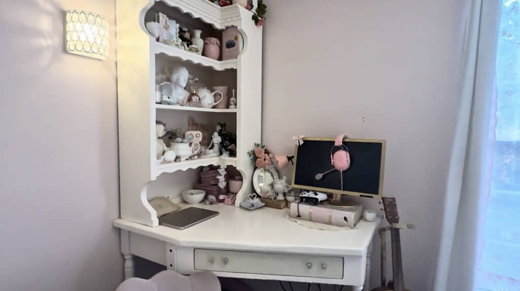 デスクも真っ白に塗りました