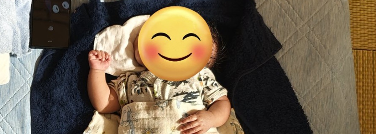 寝ている2カ月赤ちゃんをふと見たママ、震える手でシャッターを押した理由は……　まさかの姿に反響「双子ちゃんですか？」（1/3） | 教育・子育て ねとらぼ