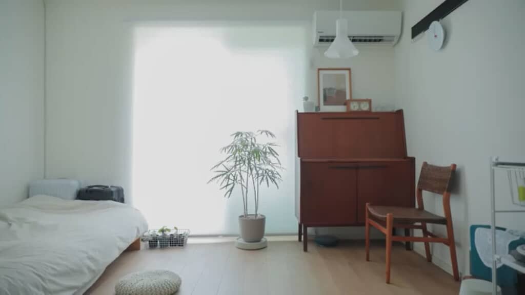 すっきりして見えるビフォーの部屋