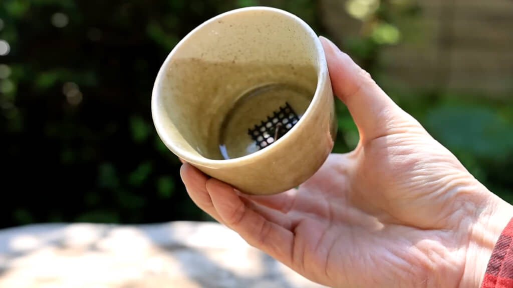 鉢底ネットをワイヤーで固定