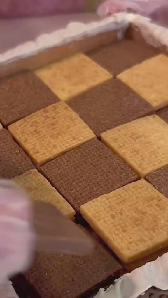 ボックスに2色のクッキーを敷き詰めます