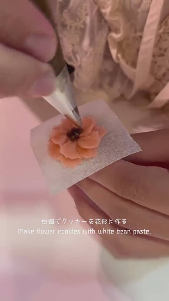 お花のクッキーには白餡を使用