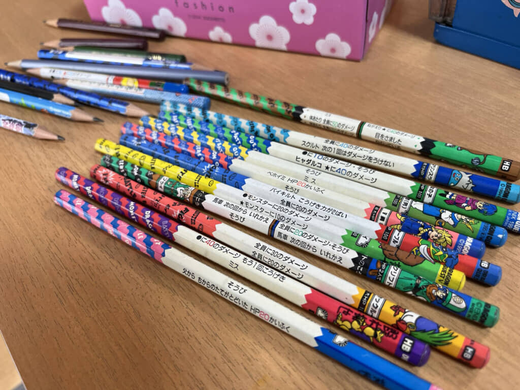 六角形の鉛筆に出目が書かれていて、サイコロのように使える「バトルえんぴつ」