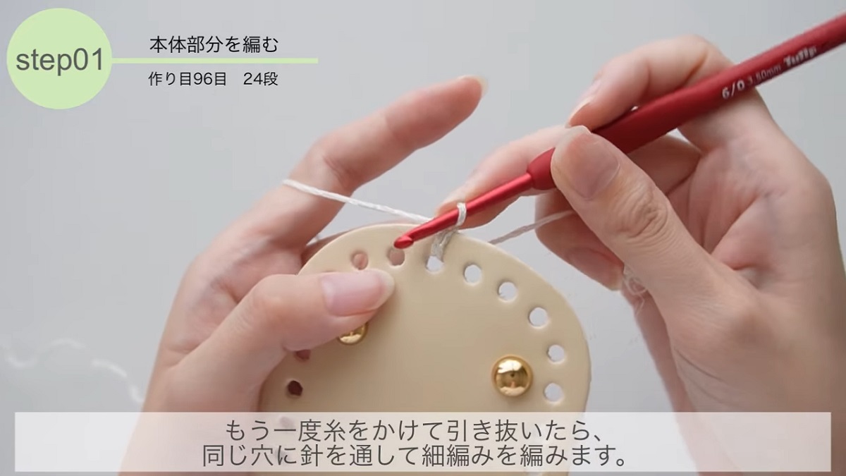 夏にピッタリ！　白い毛糸を板に編み込んでいくと……パッと華やぐおしゃれアイテムに「一目惚れしました」「絶対に編みます！」（1/3） | ライフスタイル ねとらぼ