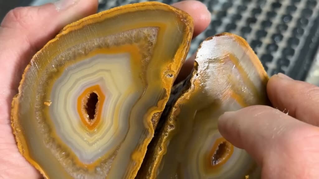 アメジストらしき紫色の筋も
