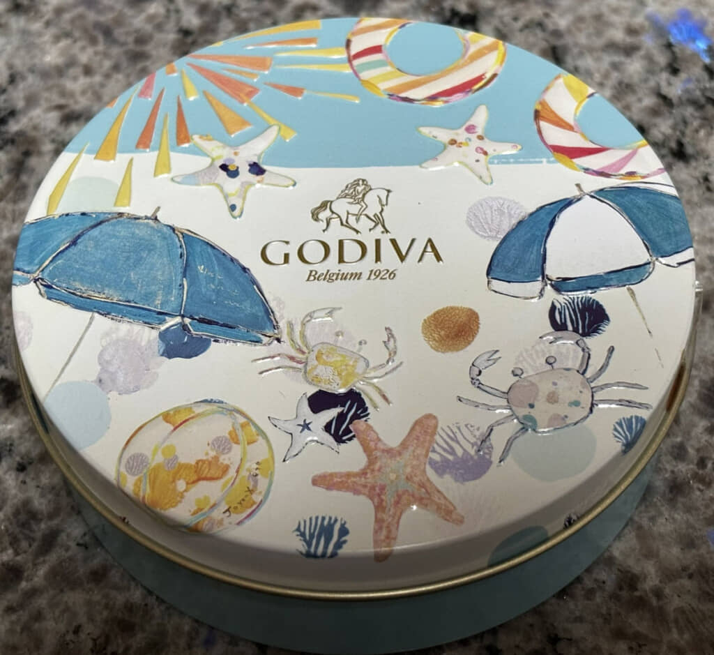 缶を彩るかわいいカニさん。見えている足が少ないのでヤドカリの仲間かもしれませんが、こまけぇことはいいんだよ