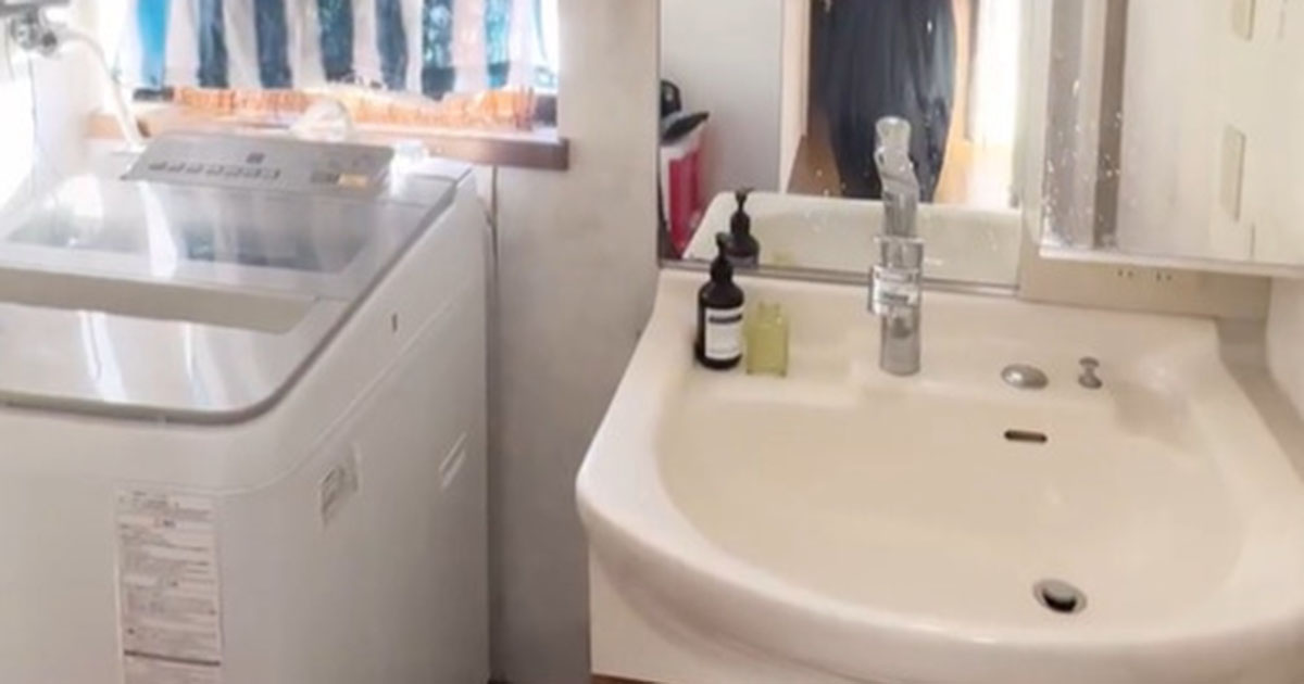 築30年の“もはや廃墟”な洗面所→たった4万円でDIYしたら……「ひーっ！　天才です!!」　驚きの仕上がりに「まるでプロ」（1/2） | リフォーム・リノベーション・DIY ねとらぼ