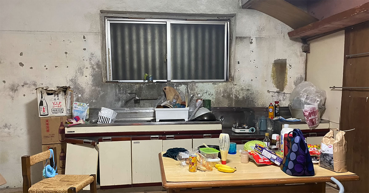 ボロボロで真っ黒だった台所→57歳女性が1人でリフォームしたら……　見違える光景に「ホントすごいです」「尊敬します」（1/3） | リフォーム・リノベーション・DIY ねとらぼ