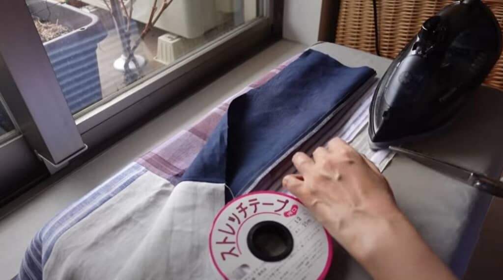 ストレッチテープを貼ります