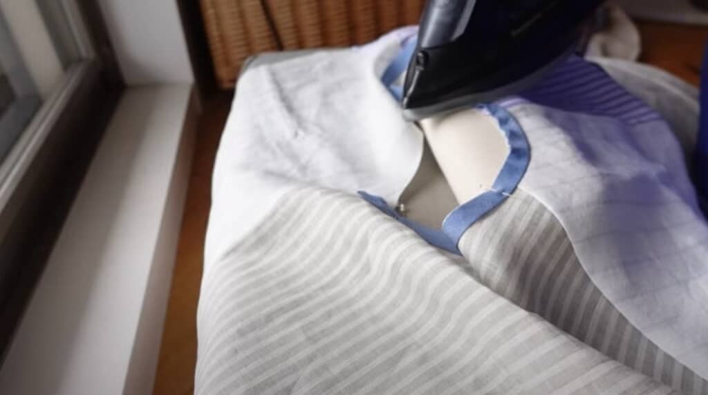 襟ぐりをバイアステープで処理します