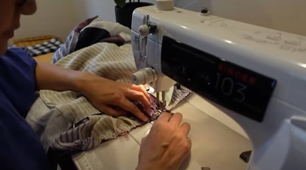 トップスとスカートをつなぎます