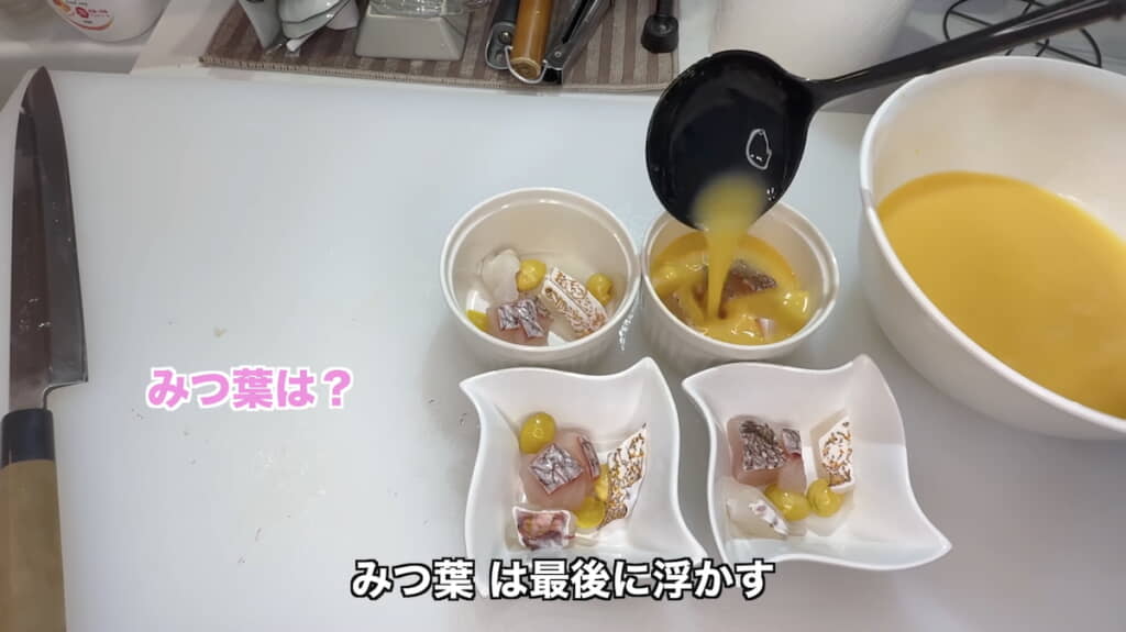 出汁と玉子を混ぜたものを器に注いでいく
