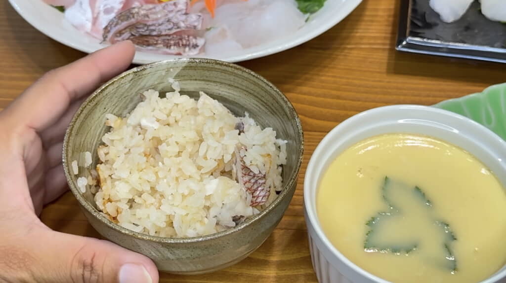 出汁がしっかり聞いた鯛めしと茶碗蒸し
