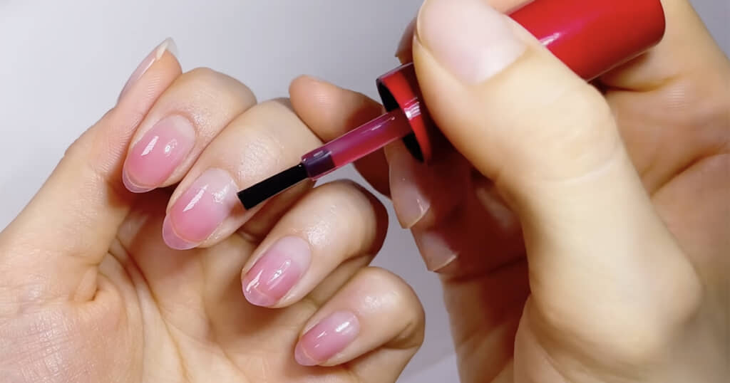 赤いジェルでグラデーションを作ります