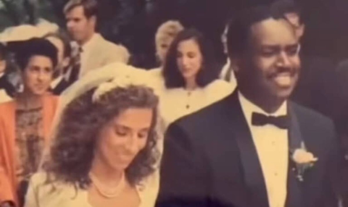 結婚式を挙げる2人の男女→34年後……「うわああああ」　“現在の姿”に「もう大泣き」【海外】（1/2） | ライフスタイル ねとらぼ