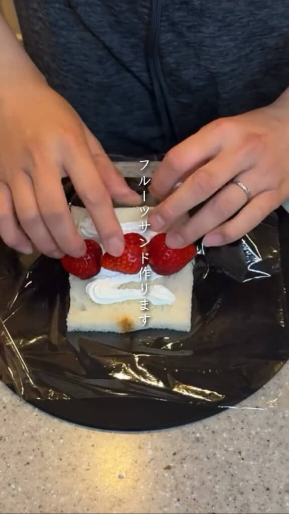 のせて巻くだけの簡単フルーツサンド