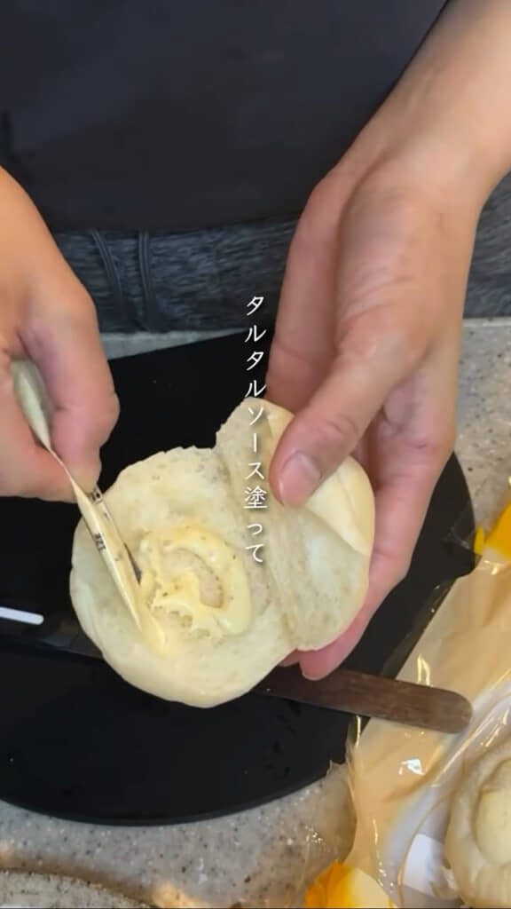 片面にタルタルソースを塗って