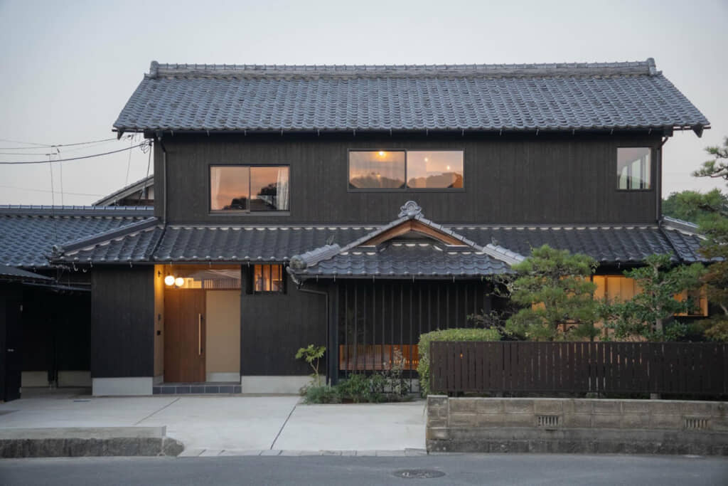 現代的に刷新されたアフター。玄関の位置すら動く変わり様