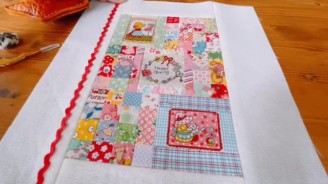 ボーダー部分にリネン生地を足して、赤いテープも縫い付けました