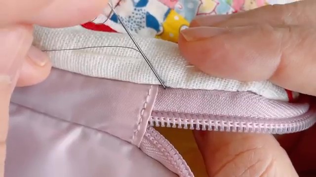 収納ポーチに縫い付けます