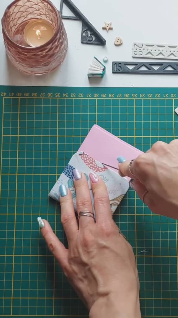 色画用紙を挟んでサイズを合わせたら……