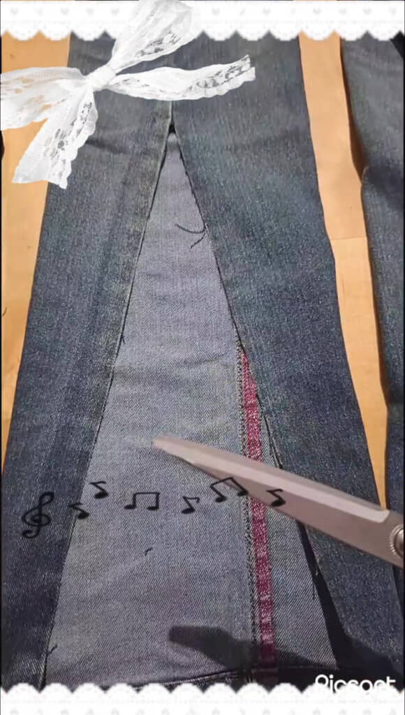 ジーンズに裾から切り込みを入れます