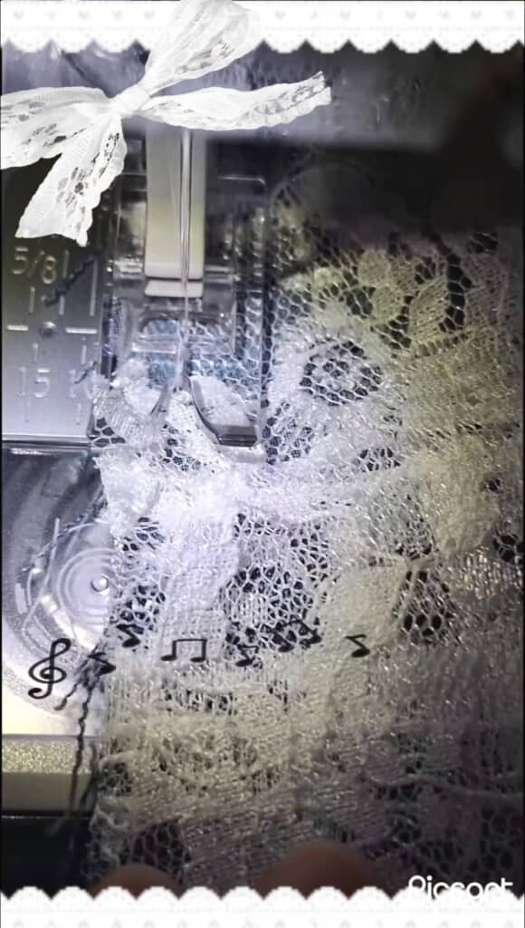 ジーンズにレースを縫い留めるところ