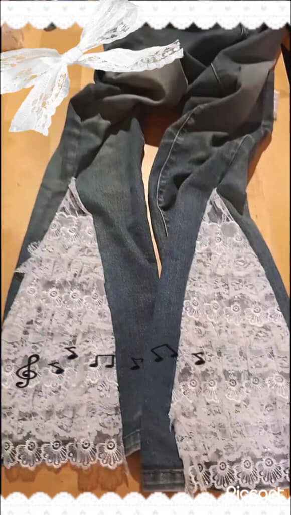 ジーンズにレースを縫い留め終わったところ