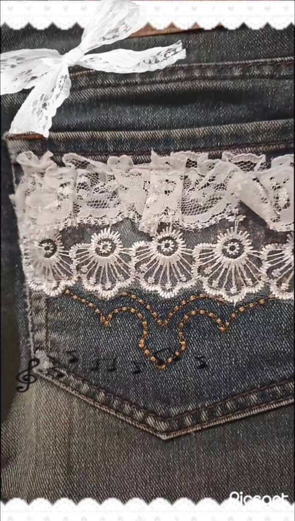 ジーンズのポケットにレースを縫い留めたところ