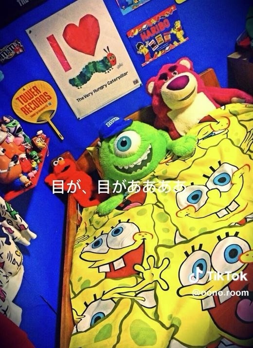 原色がちりばめられた部屋