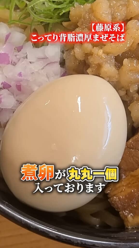 煮卵もまるまる1個ドーン（画像はYouTubeチャンネル「くら寿司 178イナバニュース」／@Kura_Sushi_178newsより引用）