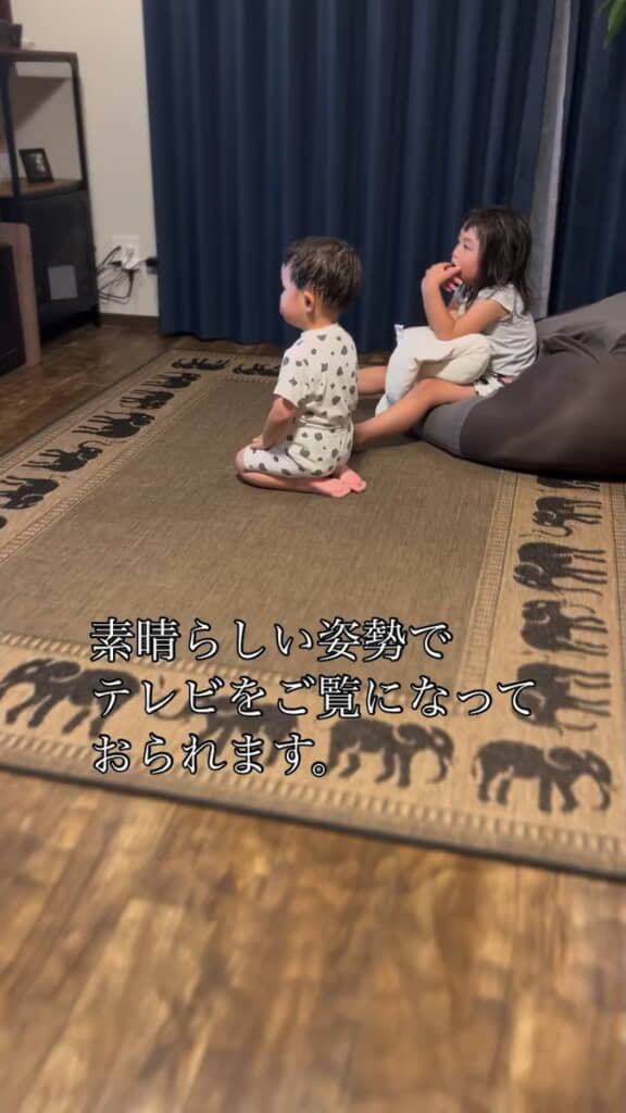 お姉ちゃんとは対照的な姿で座るじんくん