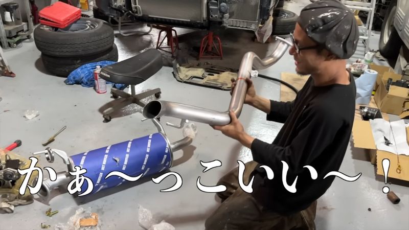 ピカピカのマフラーを前に大喜びする投稿者