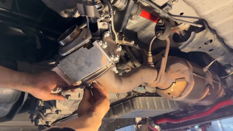 排気バルブを取り付ける様子