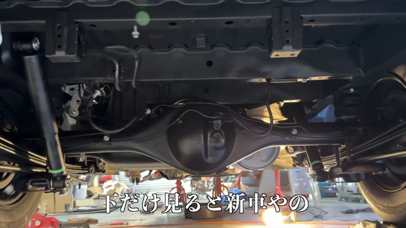 新品の部品が目立つ車体下
