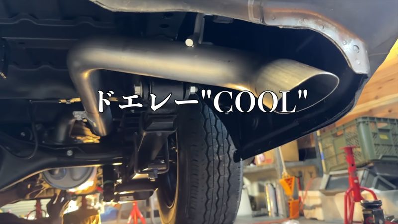 銀色のテールパイプを取り付けた状態