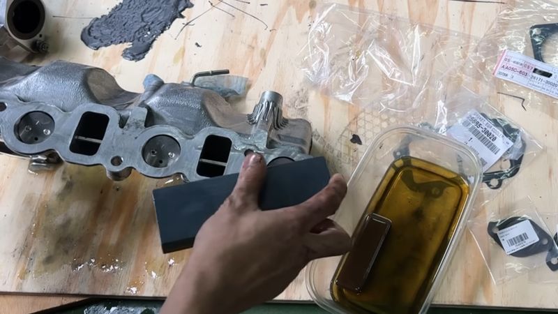 エンジンの部品を磨く