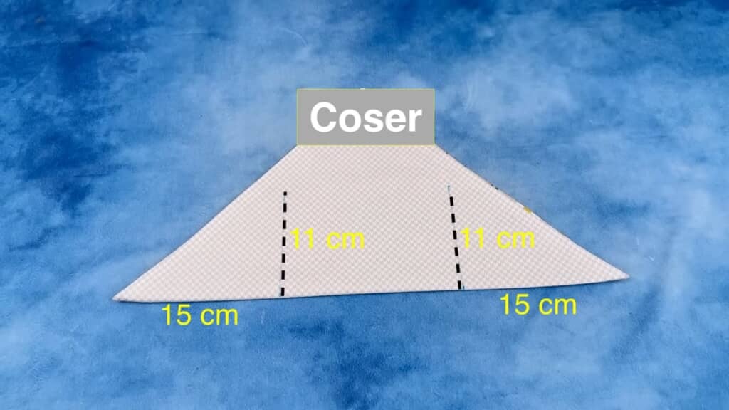 両端からそれぞれ15センチのところで、底辺から垂直に11センチ縫います
