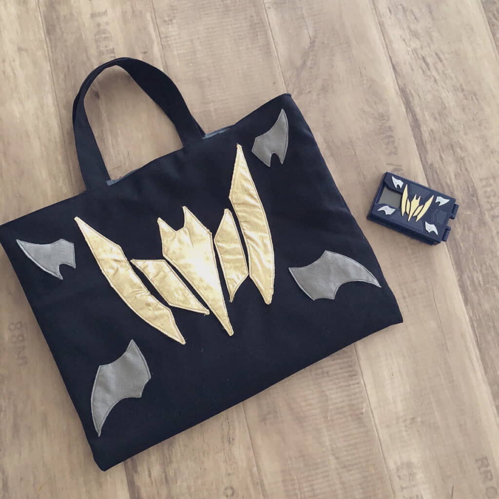 変身アイテムを模したトートバッグを製作
