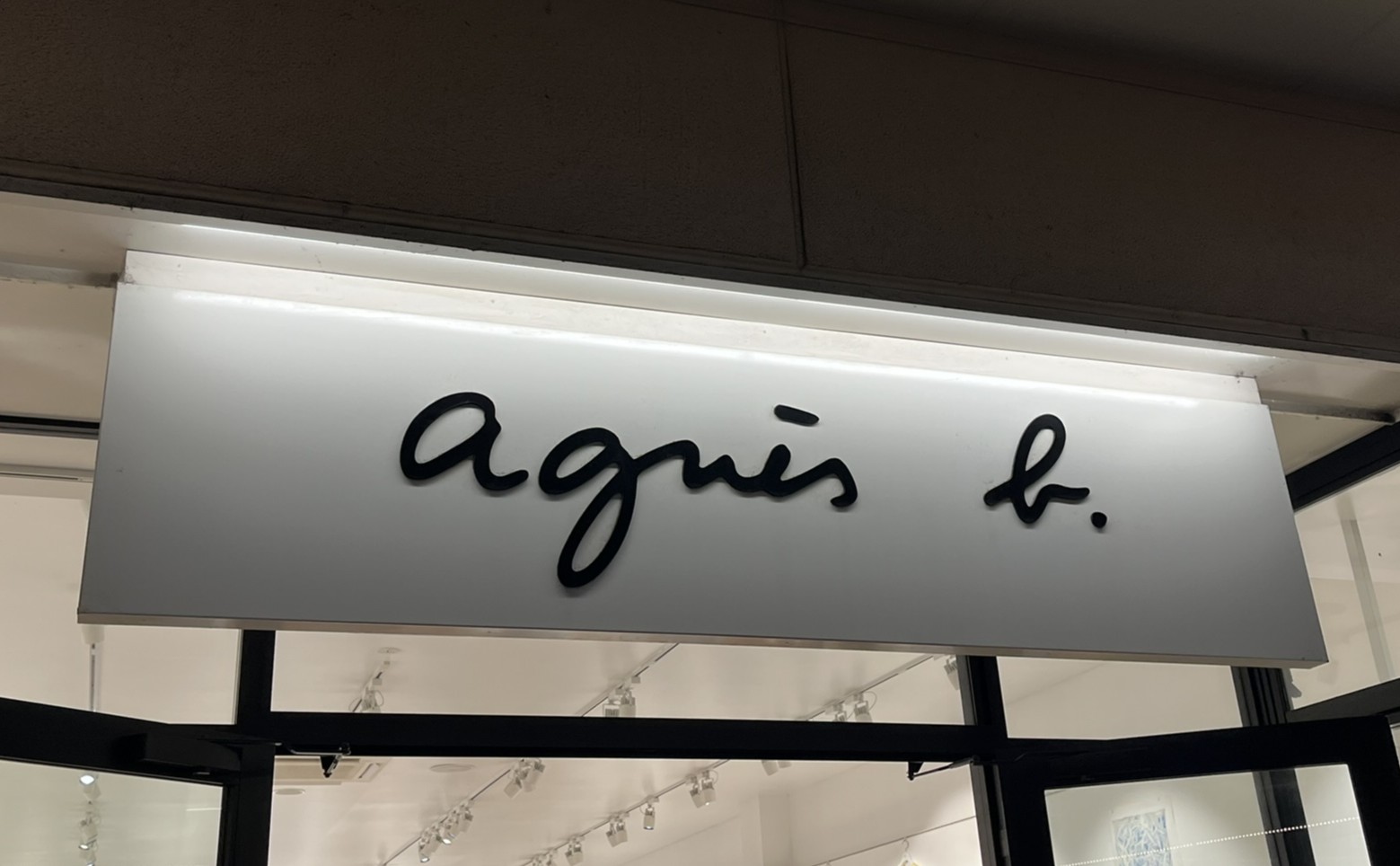 「ガンガン洗って使える」agnes b.（アニエスべー）の“サコッシュ”が高評価！「サブバッグとして」「とても使いやすいバッグです」 | バッグ ねとらぼリサーチ