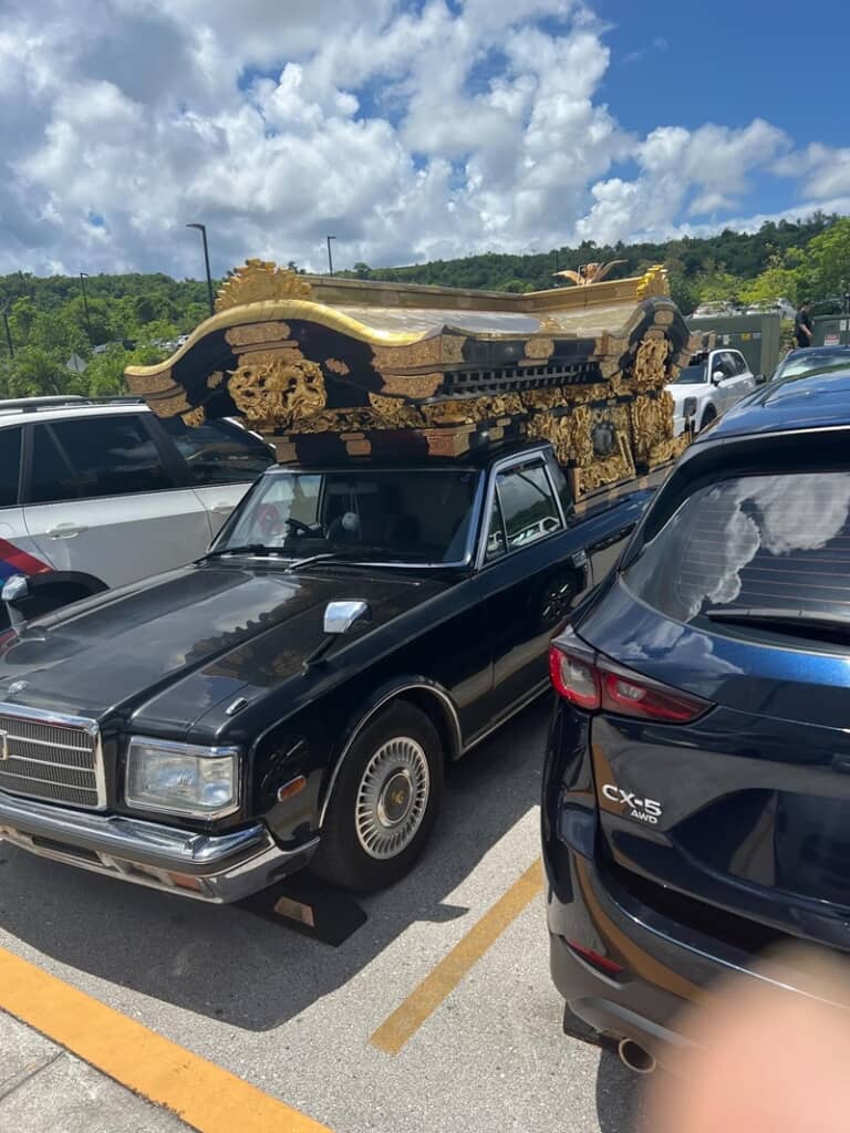グアムで見掛けた霊柩車