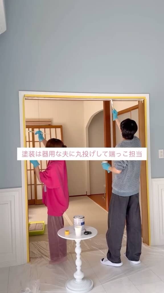 枠を白のペンキで塗装