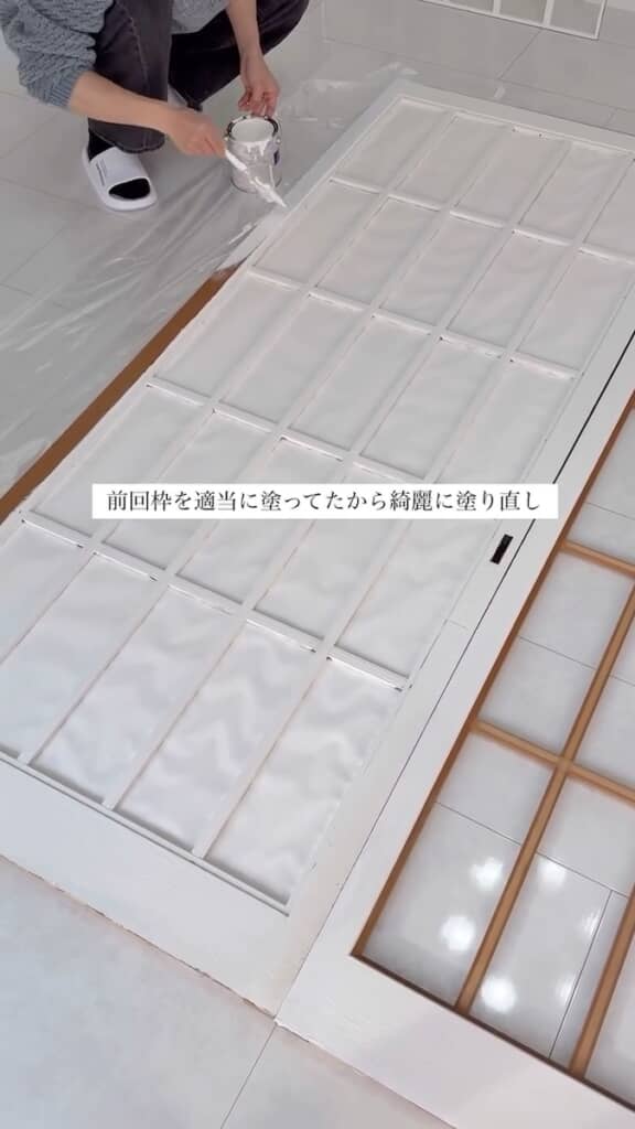 障子の骨組みも白のペンキで塗装