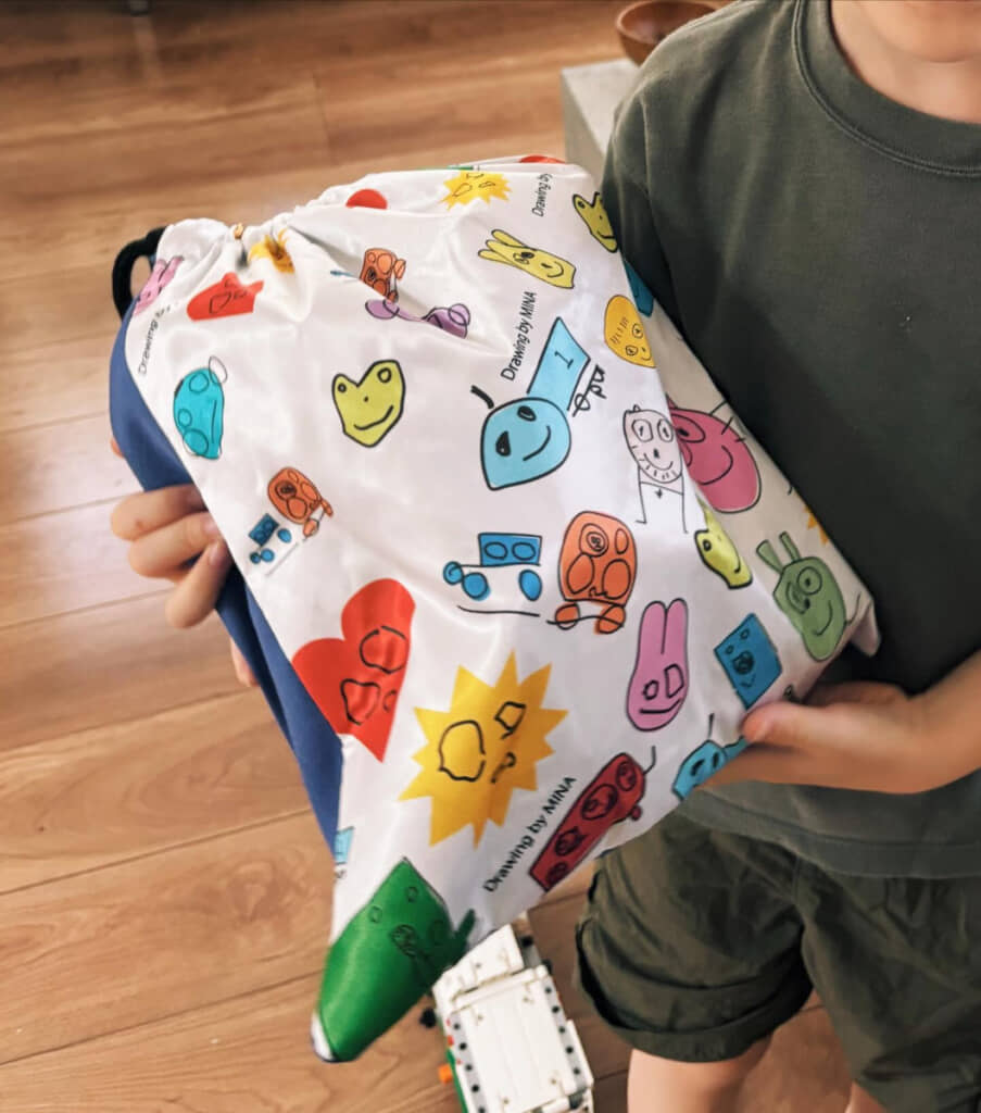 3歳のお子さんの絵がデザインされたカバン