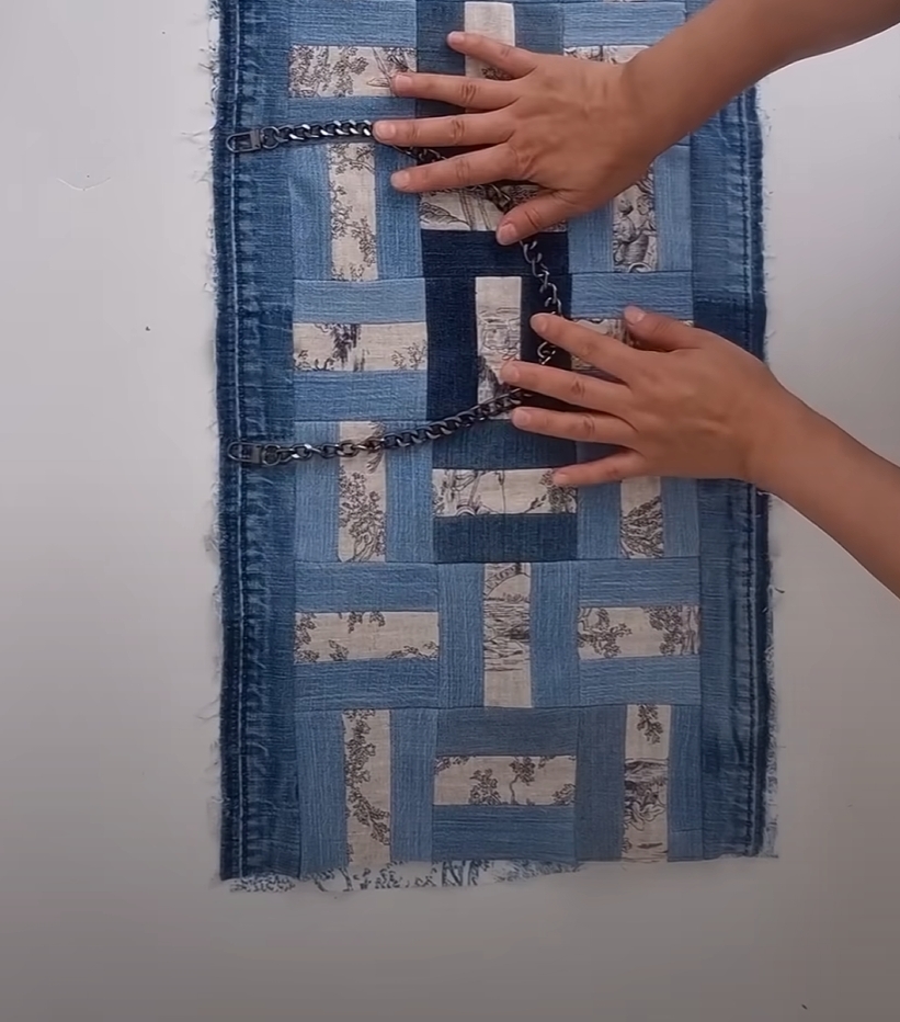 持ち手のチェーンを取り付けます