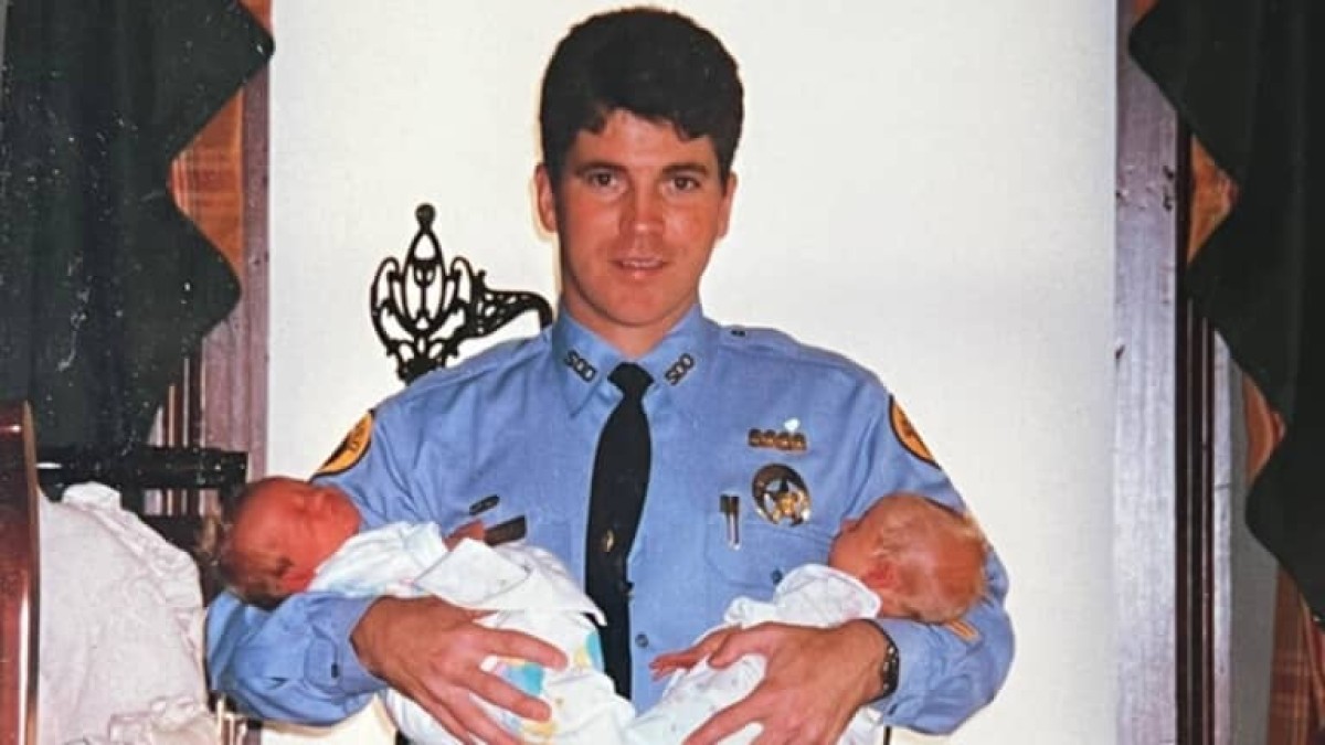 双子の赤ちゃんを抱っこする父、28年後……　“まさかの奇跡”に「涙が出ちゃう」「なんて幸せ」と110万いいね【海外】（1/2） | ライフスタイル ねとらぼ