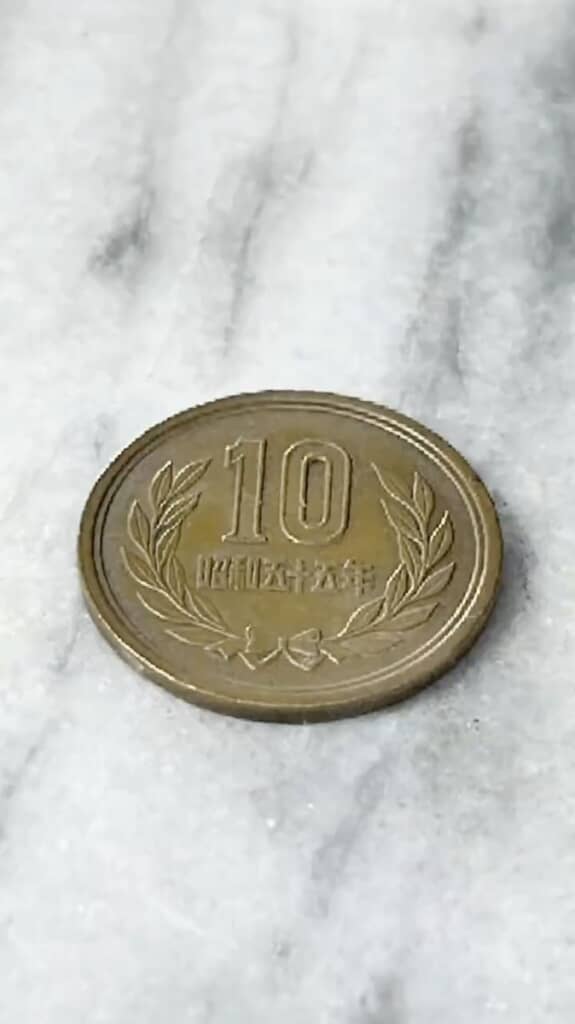 ✨昔の小銭です✨汚れなども当時のままです✨ 45年前のくすんだ10円玉→“半分だけ”徹底的に磨いたら……「まじ
