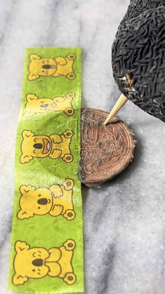 つまようじで汚れをこそげ落とし