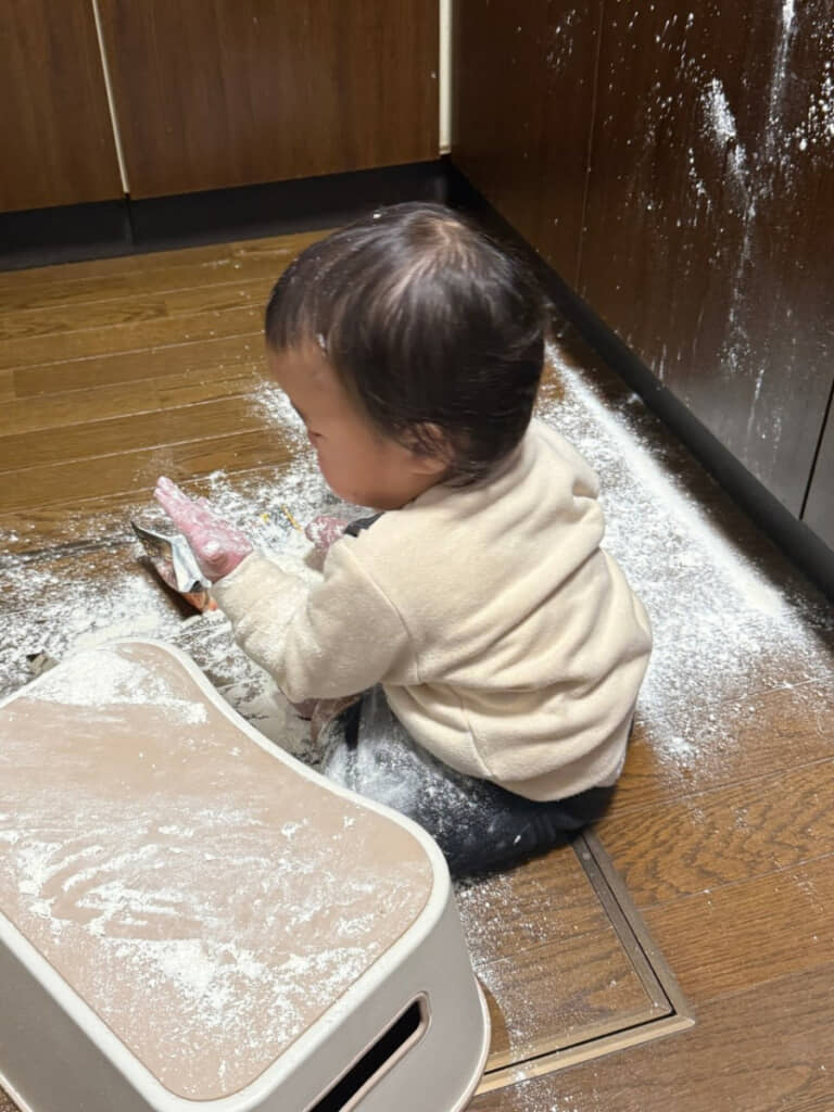 キッチンが粉だらけに……！