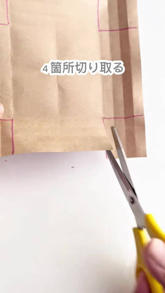 折り紙の四隅を切るところ